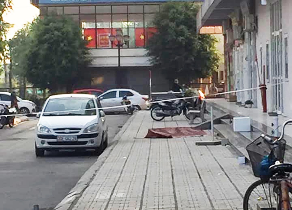 Hà Nội: Người phụ nữ bán hàng ăn nghi rơi từ tầng 16 chung cư xuống đất - 1