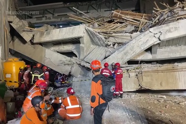 Lực lượng cứu hộ tìm kiếm người mắc kẹt trong vụ sập trường ở Indonesia