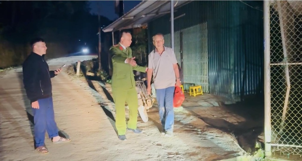 Khoảnh khắc vỡ oà khách Trung Quốc đi lạc gặp lại vợ tại Sa Pa - 2 Khoảnh khắc vỡ oà khách Trung Quốc đi lạc gặp lại vợ tại Sa Pa - 2