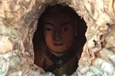 Kỳ lạ bức tượng Phật nằm trong hốc cây long não hơn 1.000 năm tuổi