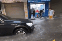 Tranh cãi ô tô đi đường ngập: Chậm thì xe chết máy, nhanh thì bị chửi?