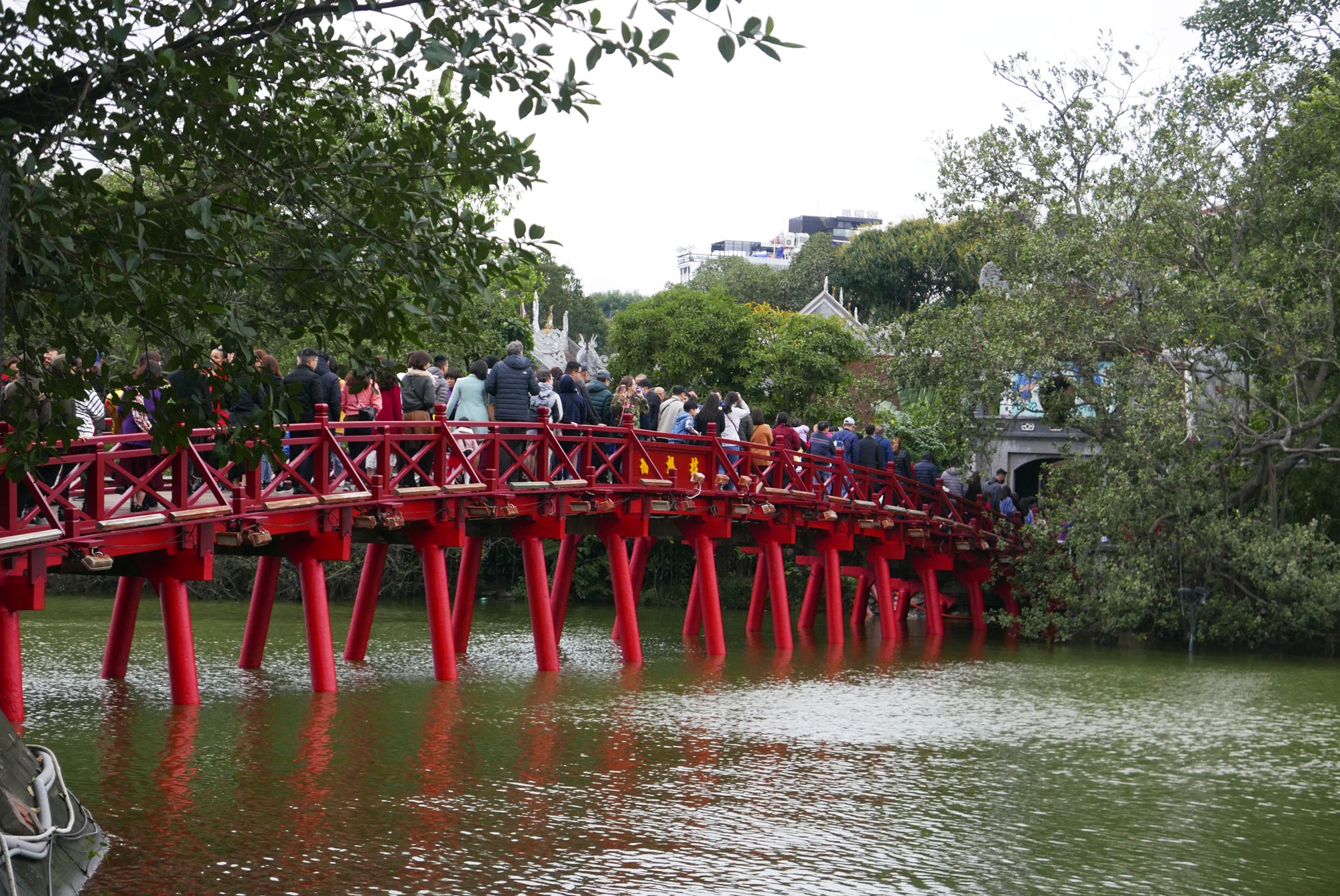 Cảnh lễ đền dưới mưa xuân tuyệt đẹp ở Hà Nội ngày mùng 1 Tết - 2 Cảnh lễ đền dưới mưa xuân tuyệt đẹp ở Hà Nội ngày mùng 1 Tết - 2