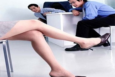 Chị em công sở gặp “nạn” vì váy 