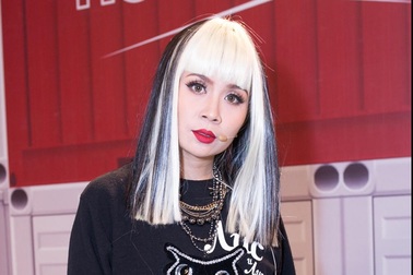 Lưu Thiên Hương tạo hình sốc với mái tóc “nửa trắng nửa đen” trên ghế nóng