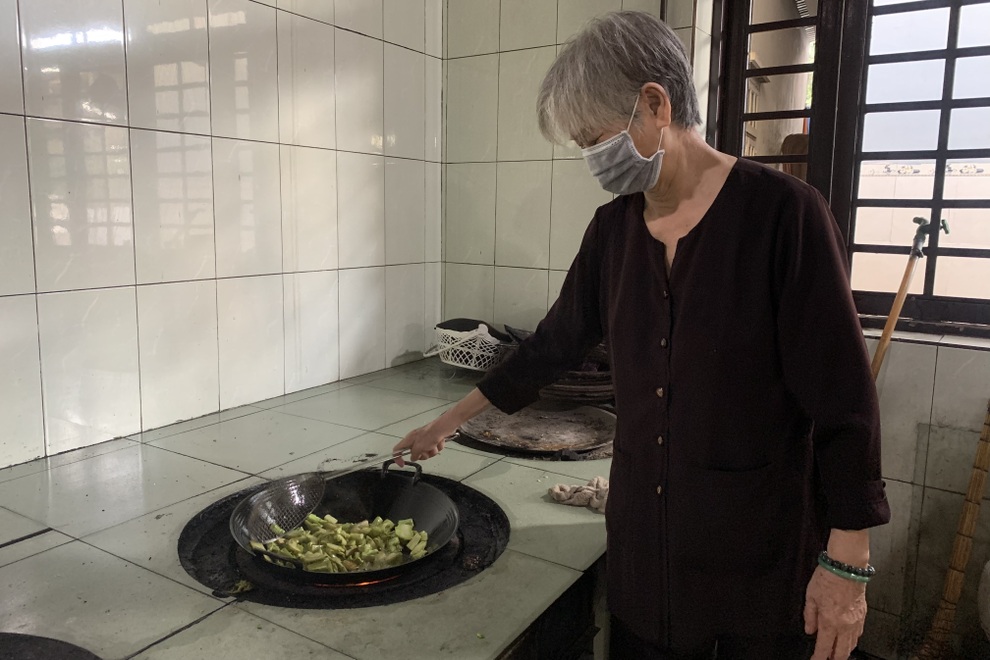 Hàng ngàn suất cơm đầy nghĩa tình và sự tận tâm đã được trao đi - 9 Hàng ngàn suất cơm đầy nghĩa tình và sự tận tâm đã được trao đi - 9