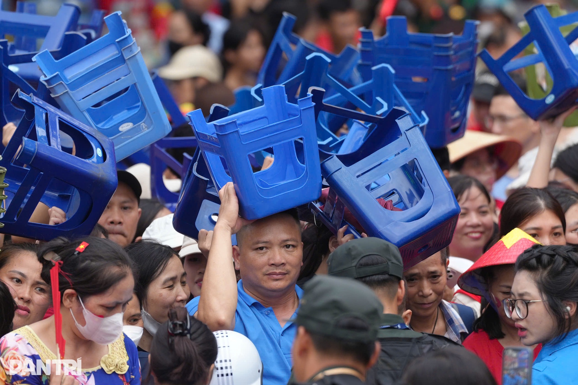 Người dân đội ghế, mang chiếu sẵn sàng cắm trại xuyên đêm chờ xem diễu binh - 6 Người dân đội ghế, mang chiếu sẵn sàng cắm trại xuyên đêm chờ xem diễu binh - 6