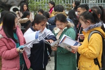 Hơn 4.000 học sinh xứ Nghệ "đội rét" nghe tư vấn tuyển sinh