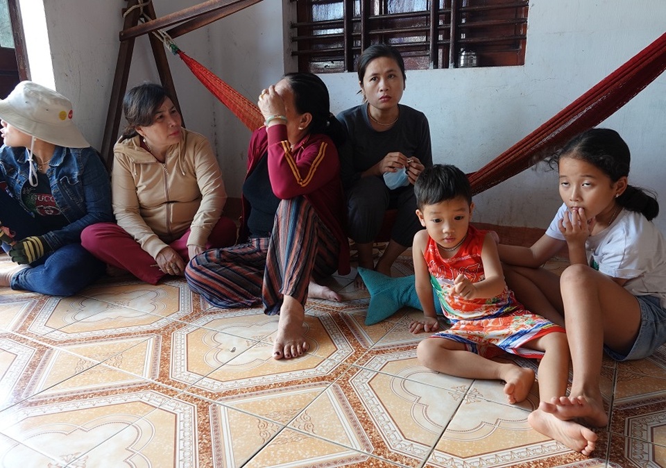 Vụ 26 ngư dân chìm tàu: 48 giờ giằng co với sóng dữ giành sự sống - 4 Vụ 26 ngư dân chìm tàu: 48 giờ giằng co với sóng dữ giành sự sống - 4