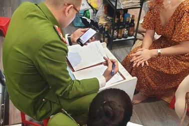 Bán khẩu trang cho khách giá "cắt cổ", một chủ cửa hàng bị bắt quả tang