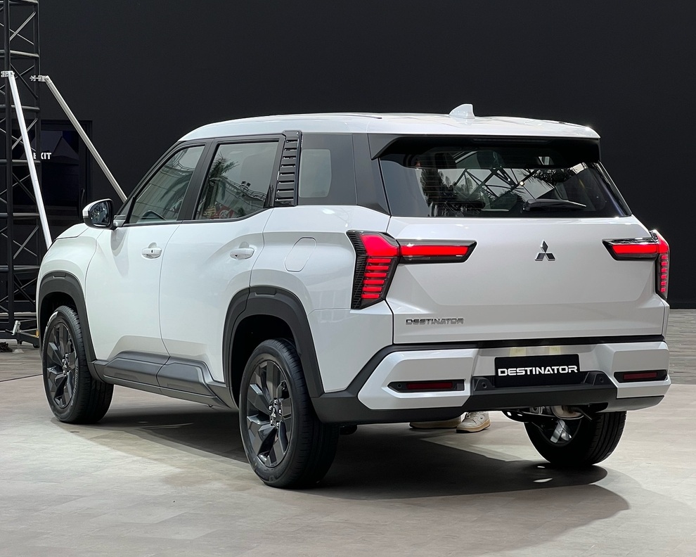 Mitsubishi Destinator ra mắt, dự kiến về Việt Nam vào cuối năm nay - 2 Mitsubishi Destinator ra mắt, dự kiến về Việt Nam vào cuối năm nay - 2