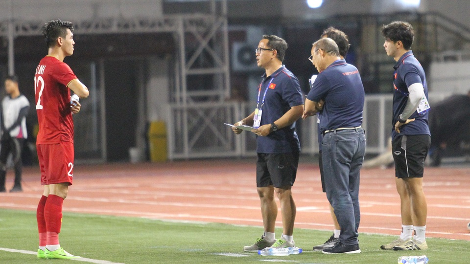 Tiến Linh tập tễnh khiến HLV Park Hang Seo lo lắng - 9 Tiến Linh tập tễnh khiến HLV Park Hang Seo lo lắng - 9