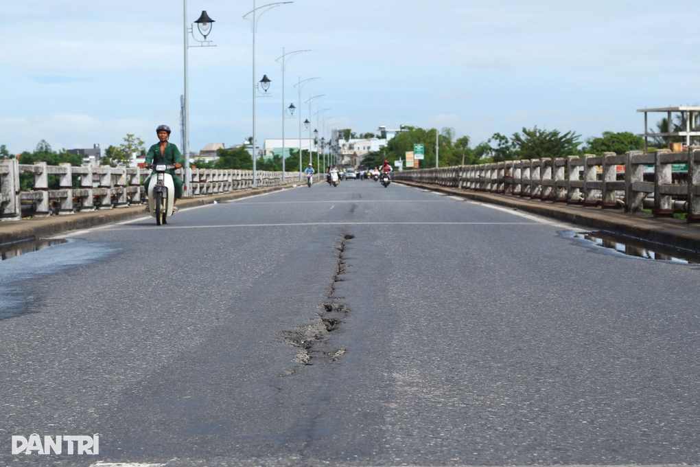 Cầu gãy rời lan can, chưa thể sửa chữa vì mất hồ sơ thiết kế - 4 Cầu gãy rời lan can, chưa thể sửa chữa vì mất hồ sơ thiết kế - 4