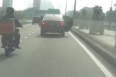 Clip “cô gái bất ngờ nhảy khỏi taxi đang chạy” nổi bật tuần qua