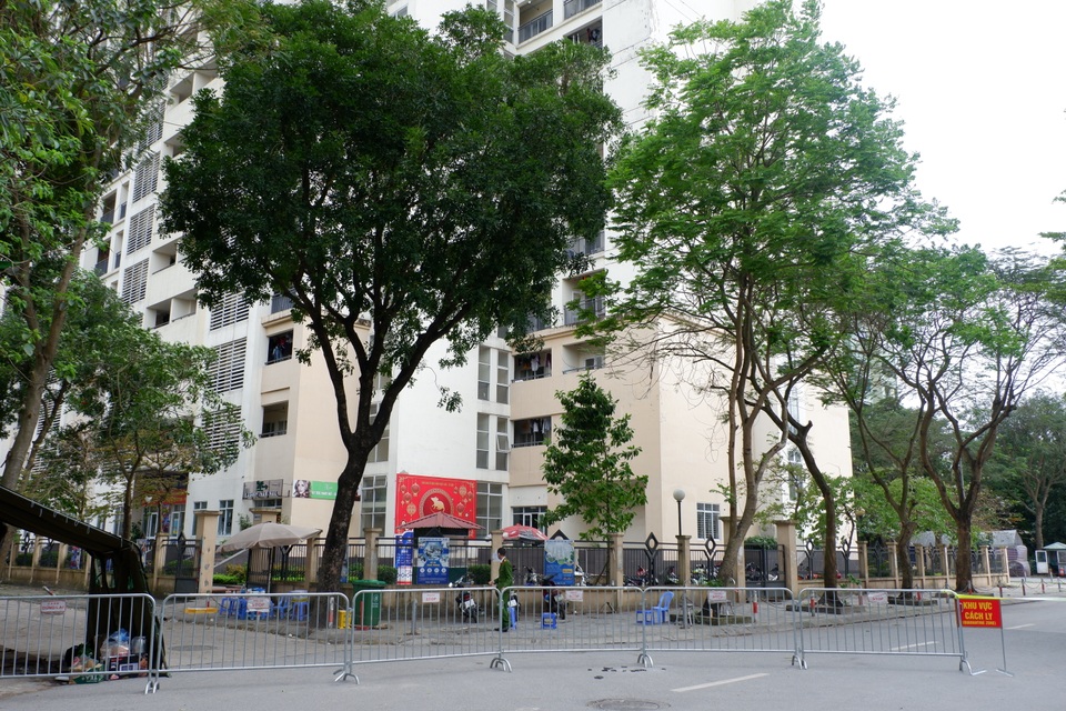Hà Nội: Phát hiện cả bia, lò vi sóng trong thùng tiếp tế vào khu cách ly - 1 Hà Nội: Phát hiện cả bia, lò vi sóng trong thùng tiếp tế vào khu cách ly - 1
