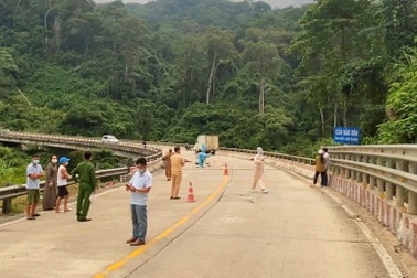 Đi xe máy về quê tránh dịch, hai mẹ con bị tai nạn tử vong thương tâm