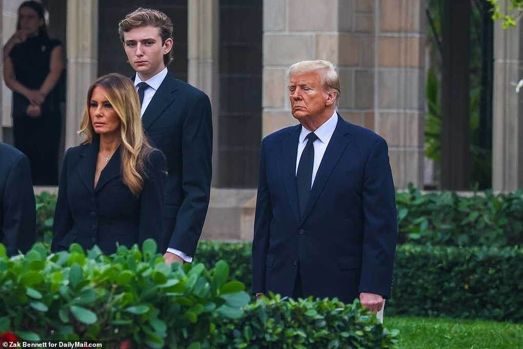 Cậu út Barron Trump thu hút chú ý khi xuất hiện với chiều cao 2,01m - 4 Cậu út Barron Trump thu hút chú ý khi xuất hiện với chiều cao 2,01m - 4