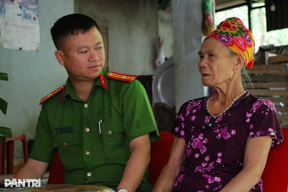Nhận trưởng công an xã làm con nuôi, cụ bà U80 tiết lộ nguyên nhân bất ngờ - 1 Nhận trưởng công an xã làm con nuôi, cụ bà U80 tiết lộ nguyên nhân bất ngờ - 1
