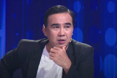 MC Quyền Linh gặp tình huống trớ trêu khi lọt vào camera của con học online