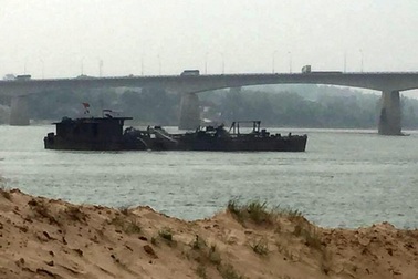 Khai thác cát gây sạt lở, thay đổi dòng chảy sông Đà?