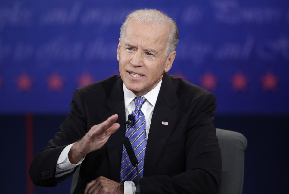 Ông Biden lên tiếng về làn sóng kêu gọi luận tội ông Trump - 1