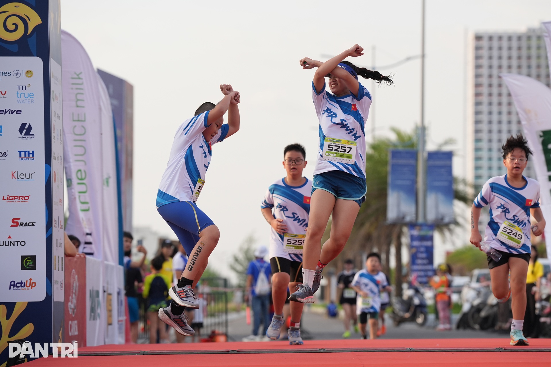 Các VĐV nhí bùng nổ trên đường bơi, chạy mở màn Aqua Warriors Quảng Trị - 19