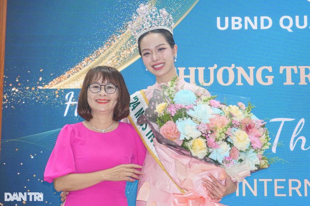 Hoa hậu Thanh Thủy dành phần thưởng ở quê nhà tặng người khó khăn - 1