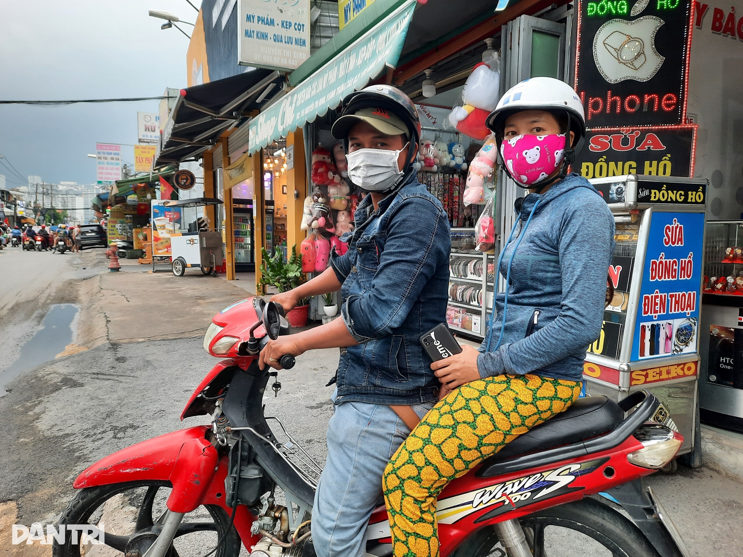 Uống thuốc bỏ thai bất thành, vợ chồng miền Tây cắn răng để 4 con thất học - 2