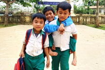 Hành trình kỳ diệu của cậu học trò khuyết tật đến trường trên lưng bạn