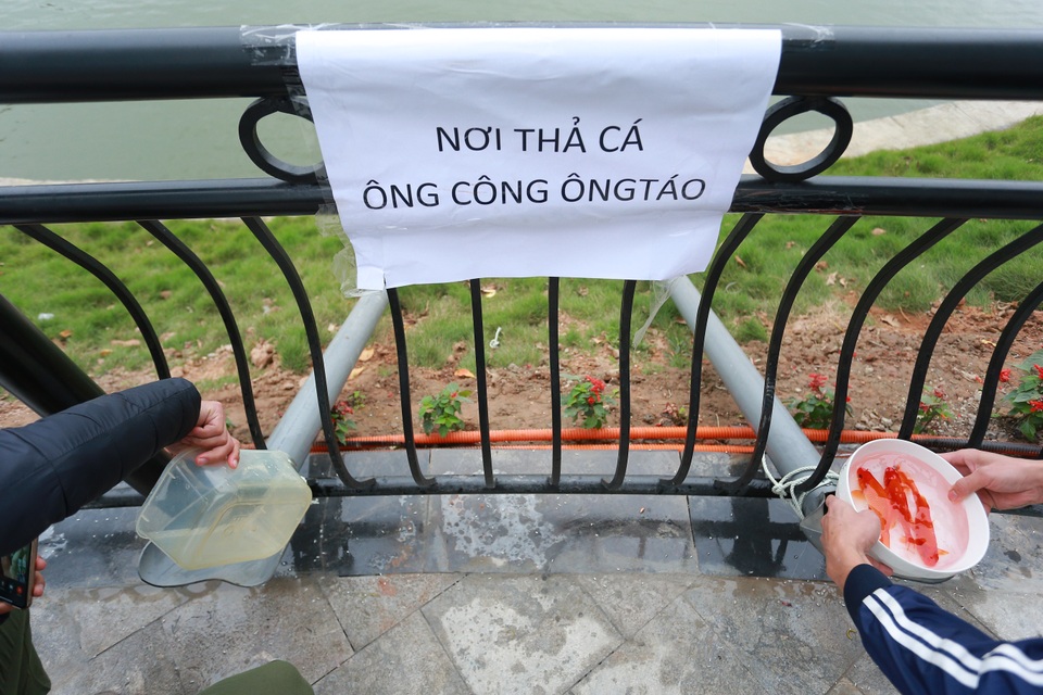 Hà Nội: Lắp cầu trượt “tiễn” Táo quân về trời, dân thích thú xếp hàng chờ đến lượt - 12 Hà Nội: Lắp cầu trượt “tiễn” Táo quân về trời, dân thích thú xếp hàng chờ đến lượt - 12