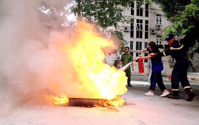 Học sinh Trường THPT Việt Đức học kỹ năng phòng cháy. Ảnh hanoimoi.com.vn