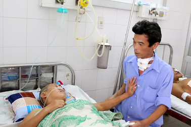 Thương người đàn ông bị ung thư chăm vợ tai biến đang hôn mê