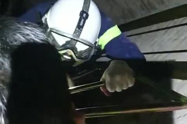 Giải cứu bé trai 4 tuổi rơi xuống hố thang máy