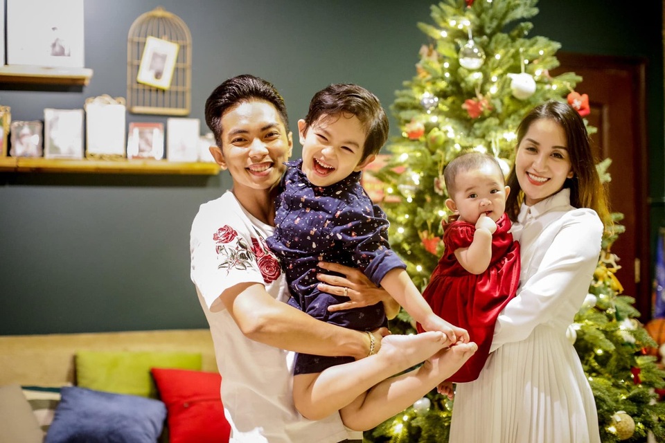 Phan Hiển: “Vợ chồng phải chịu đựng nhau mới có thể sống với nhau” - 4 Phan Hiển: “Vợ chồng phải chịu đựng nhau mới có thể sống với nhau” - 4