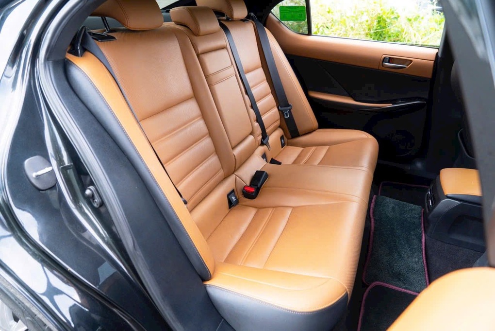 Bị hãng khai tử, Lexus IS chỉ mất giá 1 tỷ đồng sau 4 năm sử dụng - 4 Bị hãng khai tử, Lexus IS chỉ mất giá 1 tỷ đồng sau 4 năm sử dụng - 4