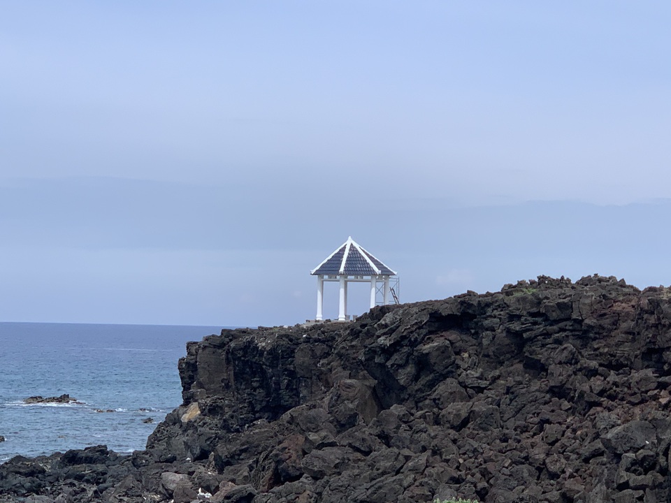 “Chòi” bê tông trên đá nham thạch:  Vị trí xây dựng không phù hợp - 1