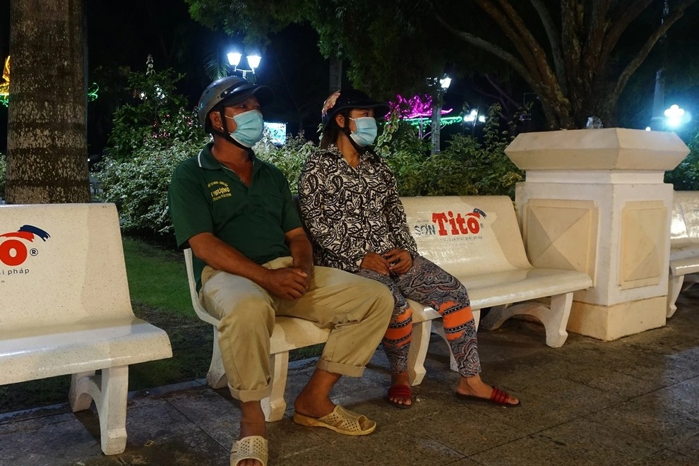 Cô lái đò nghèo khó ngày ngày chở bà bán vé số xa lạ đi chữa bệnh - 4 Cô lái đò nghèo khó ngày ngày chở bà bán vé số xa lạ đi chữa bệnh - 4