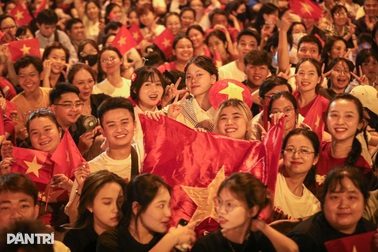 Hàng vạn người "mở hội" trên đường phố đón xem, cổ vũ các khối diễu binh