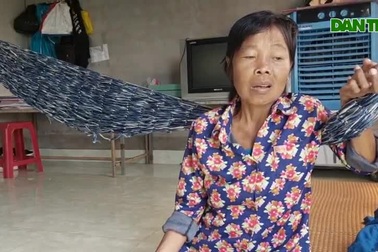 Bình Định: Cậu bé lớp 5 "mồ côi" cha, bán vé số đỡ đần mẹ mắc cả tá bệnh