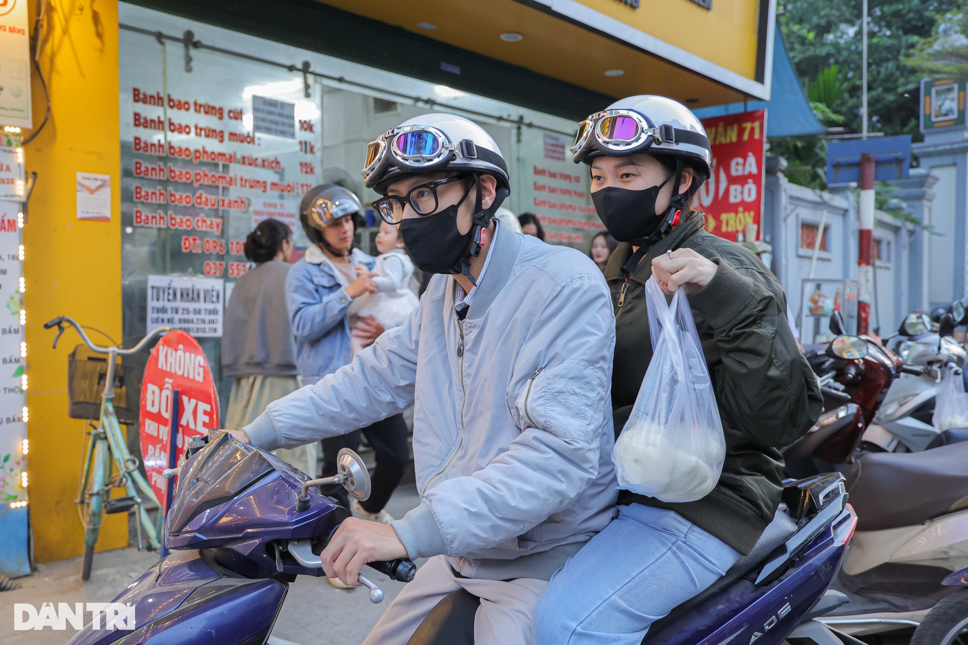 Hà Nội: Quán bánh bao bán 15.000 cái/ngày, khách xếp hàng dài chờ đến lượt - 15