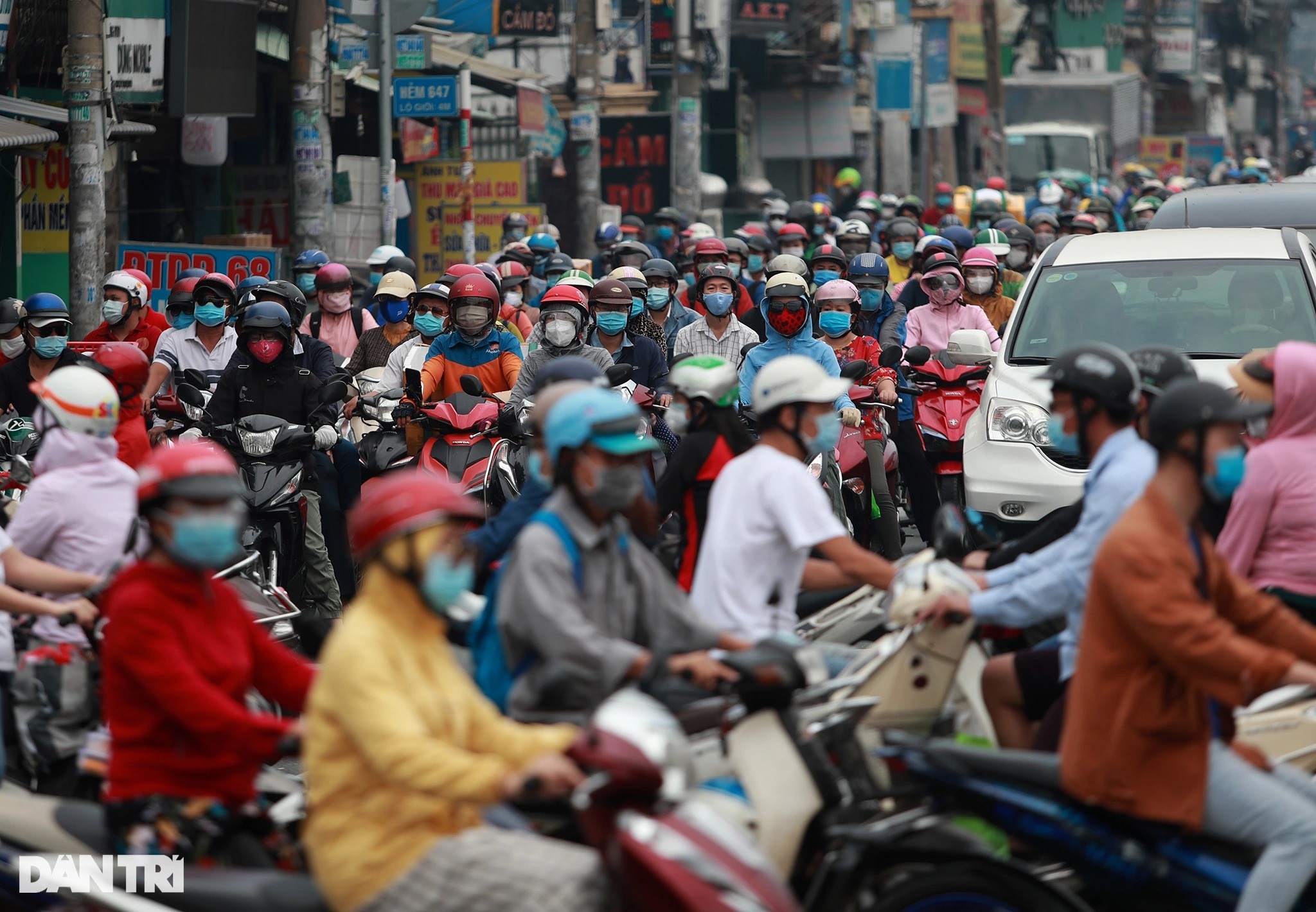Đường phố ùn tắc trong buổi sáng ngày đầu tiên khi TPHCM mở cửa - 5 Đường phố ùn tắc trong buổi sáng ngày đầu tiên khi TPHCM mở cửa - 5