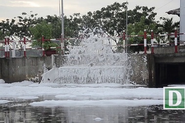 Lạ lẫm hình ảnh bọt phun trắng xóa như tuyết trên kênh Tàu Hũ