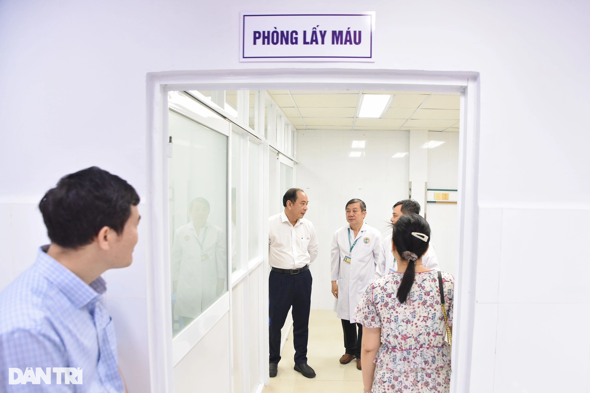 Bệnh nhân đi từ 4h đến nơi điều trị mới ở TPHCM, bất ngờ vì không phải đợi - 2 Bệnh nhân đi từ 4h đến nơi điều trị mới ở TPHCM, bất ngờ vì không phải đợi - 2