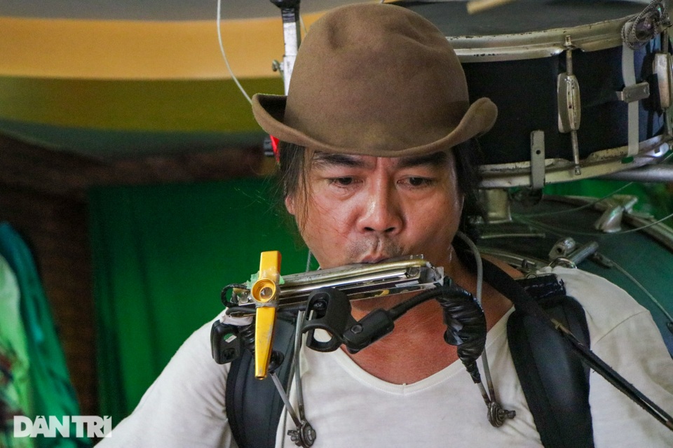 Nhạc sĩ đường phố với dàn nhạc tự chế độc đáo, chạy xe ôm nuôi đam mê - 4 Nhạc sĩ đường phố với dàn nhạc tự chế độc đáo, chạy xe ôm nuôi đam mê - 4