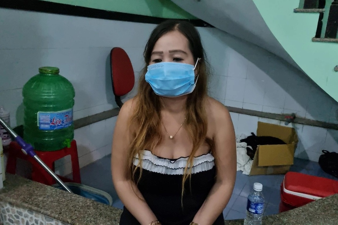 Bắt quả tang 3 gái bán dâm, cả 3 cùng khai ra một tú bà - 1 Bắt quả tang 3 gái bán dâm, cả 3 cùng khai ra một tú bà - 1