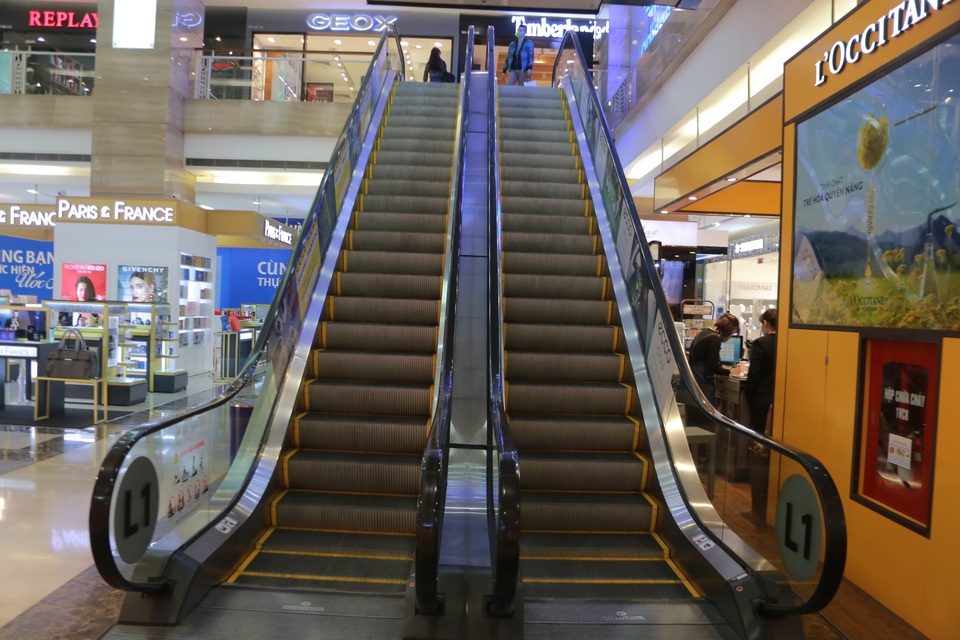 Hà Nội: Trung tâm thương mại vắng khách như đang.... cách ly xã hội! - 12 Hà Nội: Trung tâm thương mại vắng khách như đang.... cách ly xã hội! - 12