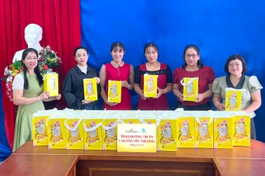 Enchanteur trao quà hương thơm ý nghĩa đến giáo viên vùng ảnh hưởng bão Yagi nhân 20/11