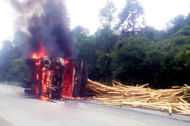 Xe tải chở gỗ bị lật, bốc cháy ngùn ngụt