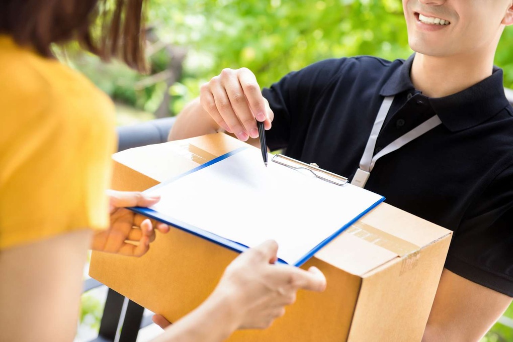 Shipper đã gọi điện báo cảnh sát sau khi được khách hàng tặng tiền vì hiểu nhầm (Ảnh minh họa). Shipper đã gọi điện báo cảnh sát sau khi được khách hàng tặng tiền vì hiểu nhầm (Ảnh minh họa).