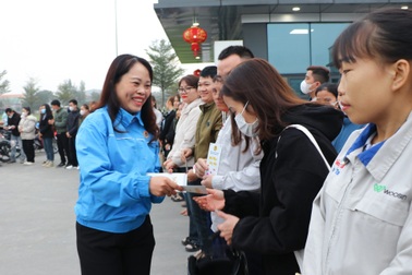 Công nhân vui mừng nhận lì xì trong ngày trở lại làm việc sớm sau nghỉ Tết