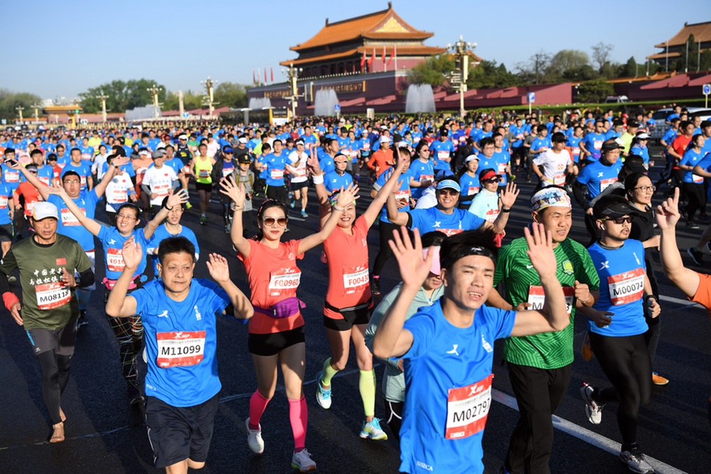 Công ty Trung Quốc yêu cầu nhân viên chạy 50km để được thưởng tiền - 1